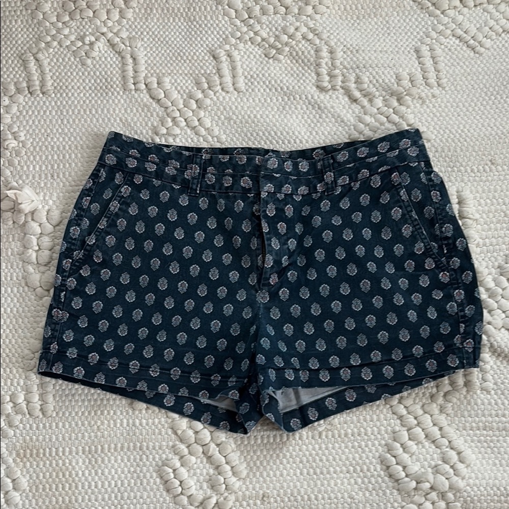 Khakis by GAP city 3” Blue Shorts with floral Print